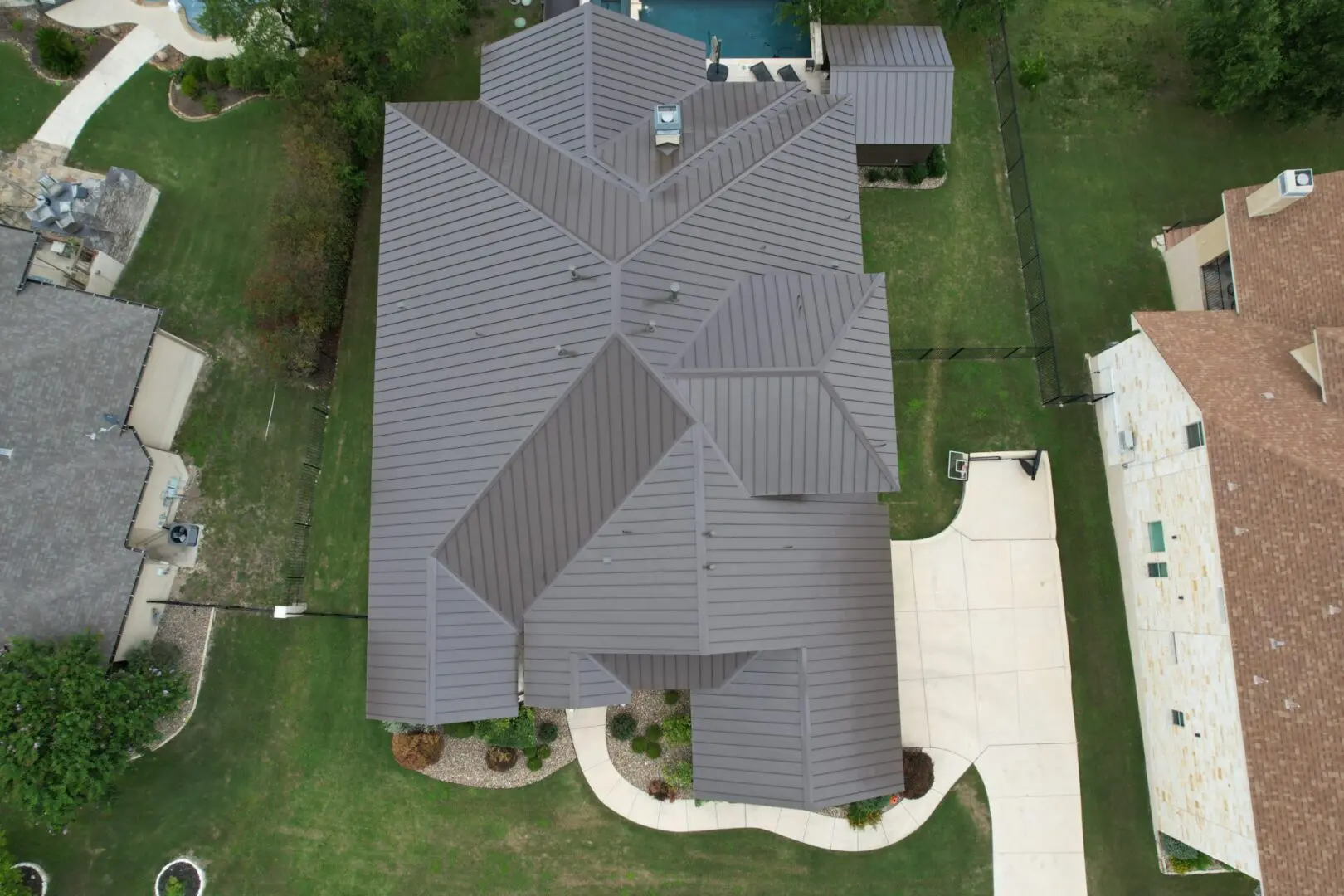 A bird 's eye view of a house with a driveway.