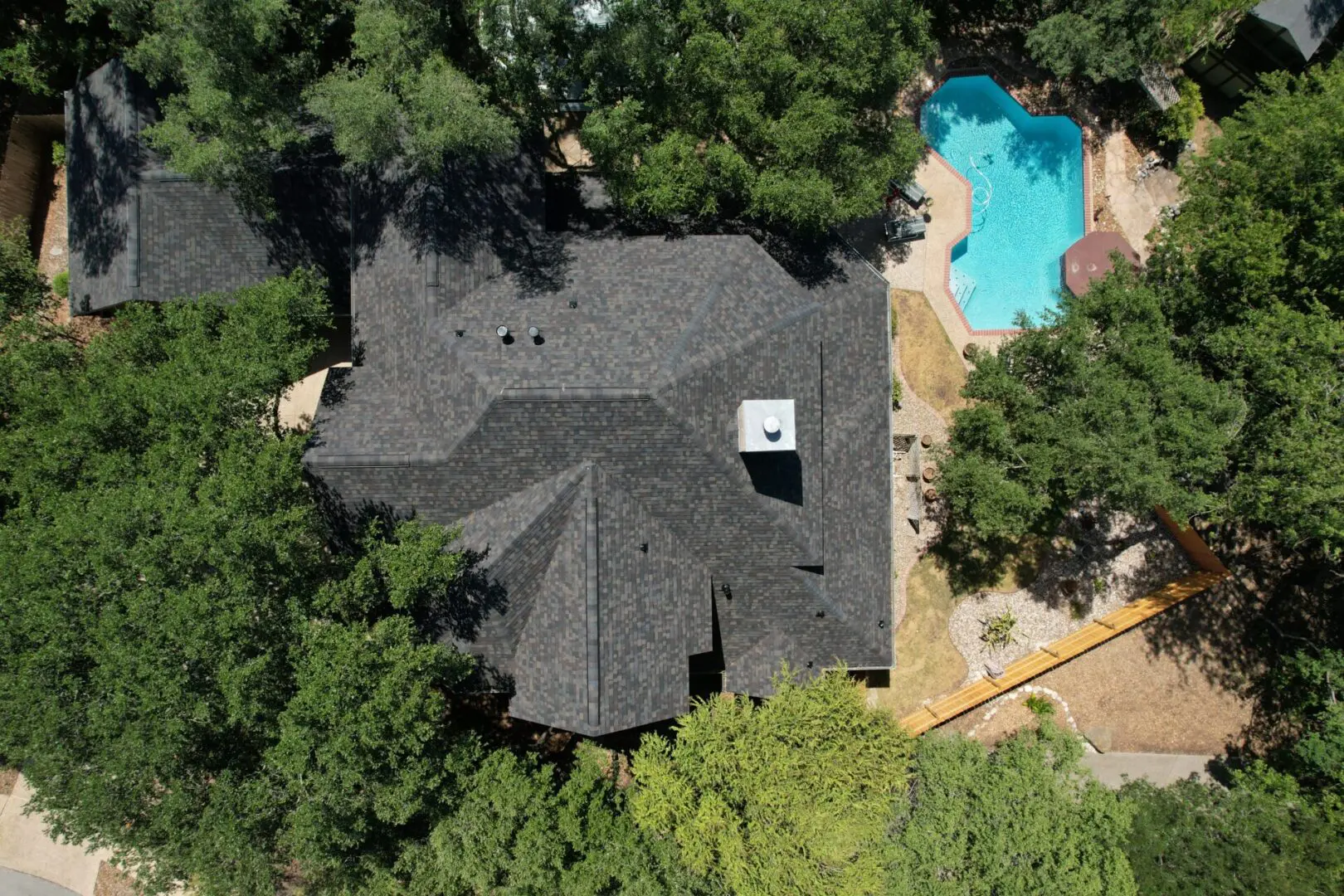 A bird 's eye view of a house with trees around it.